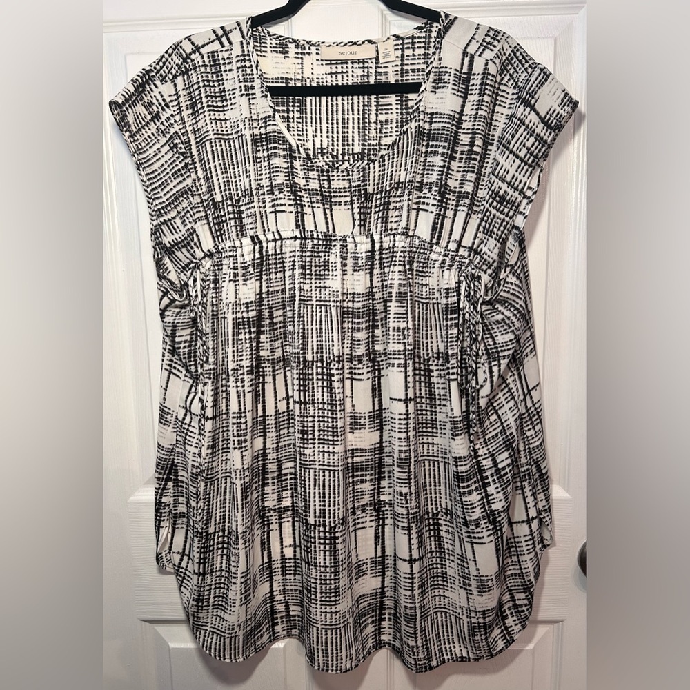 SEJOUR Nordstrom Women’s Short Sleeve Blouse- B&W Crosshatch Pattern- Size 2X